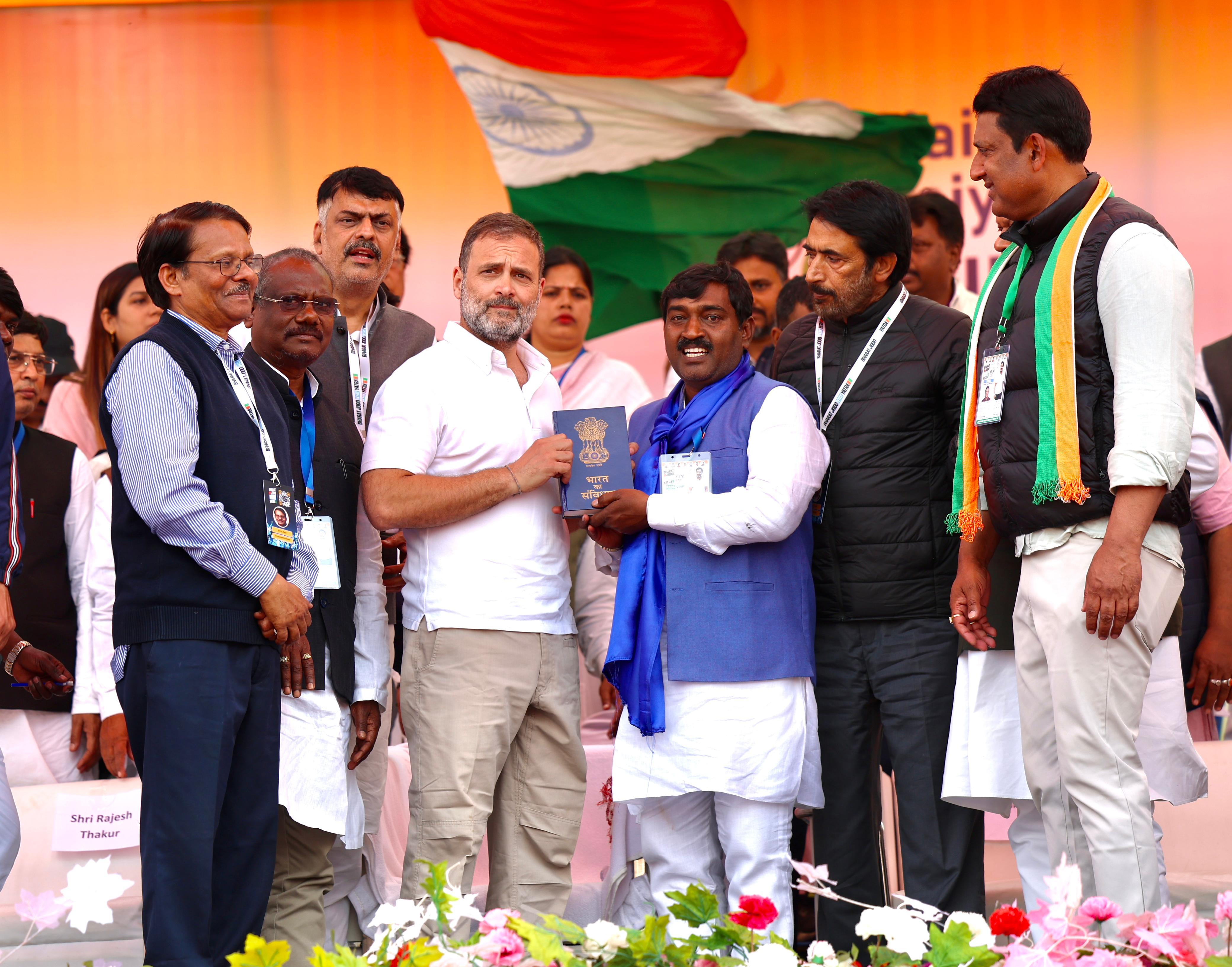Rahul Gandhi With Local Leaders In Jharkhand