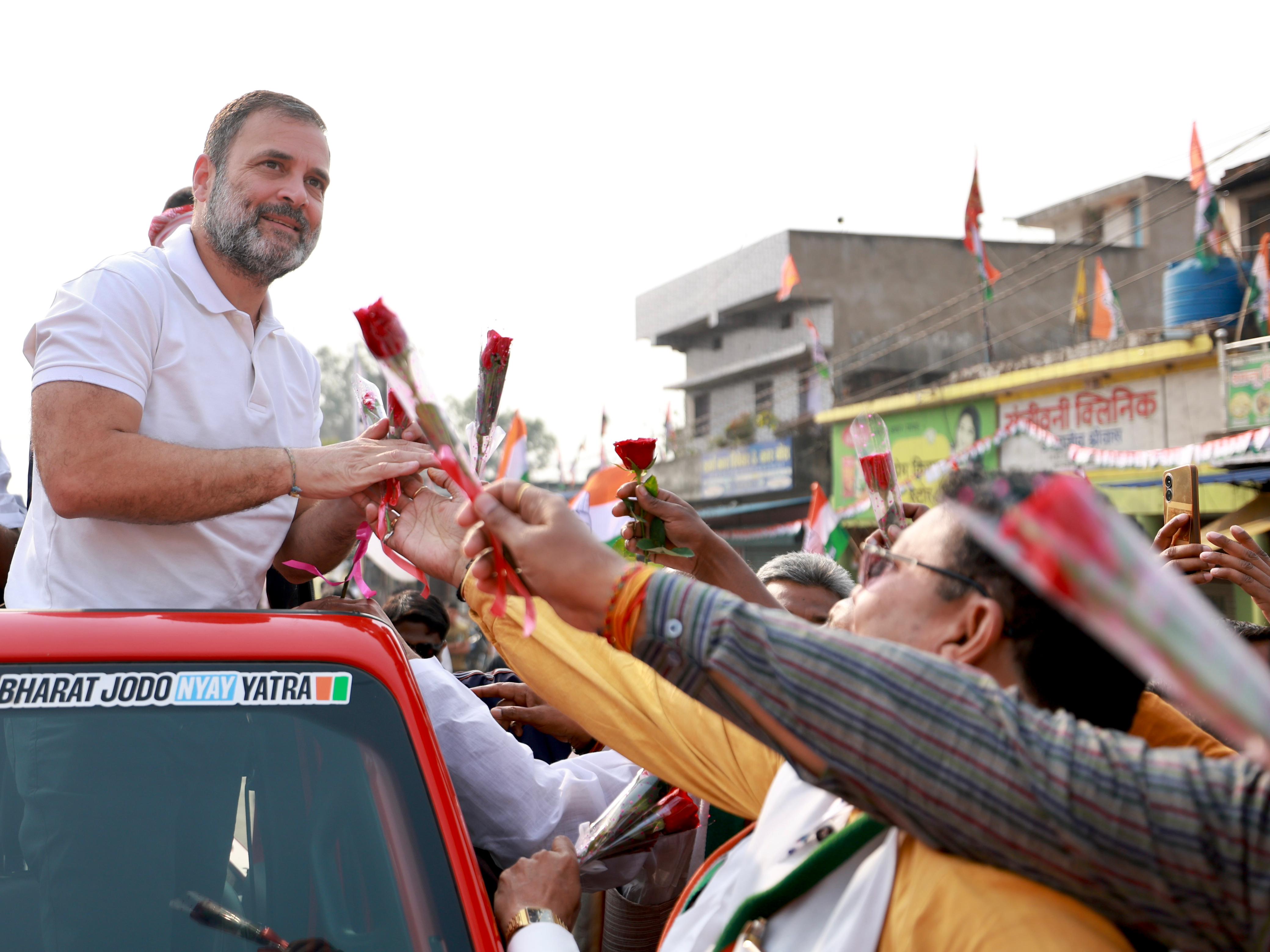 People Welcome Rahul Gandhi With Roses