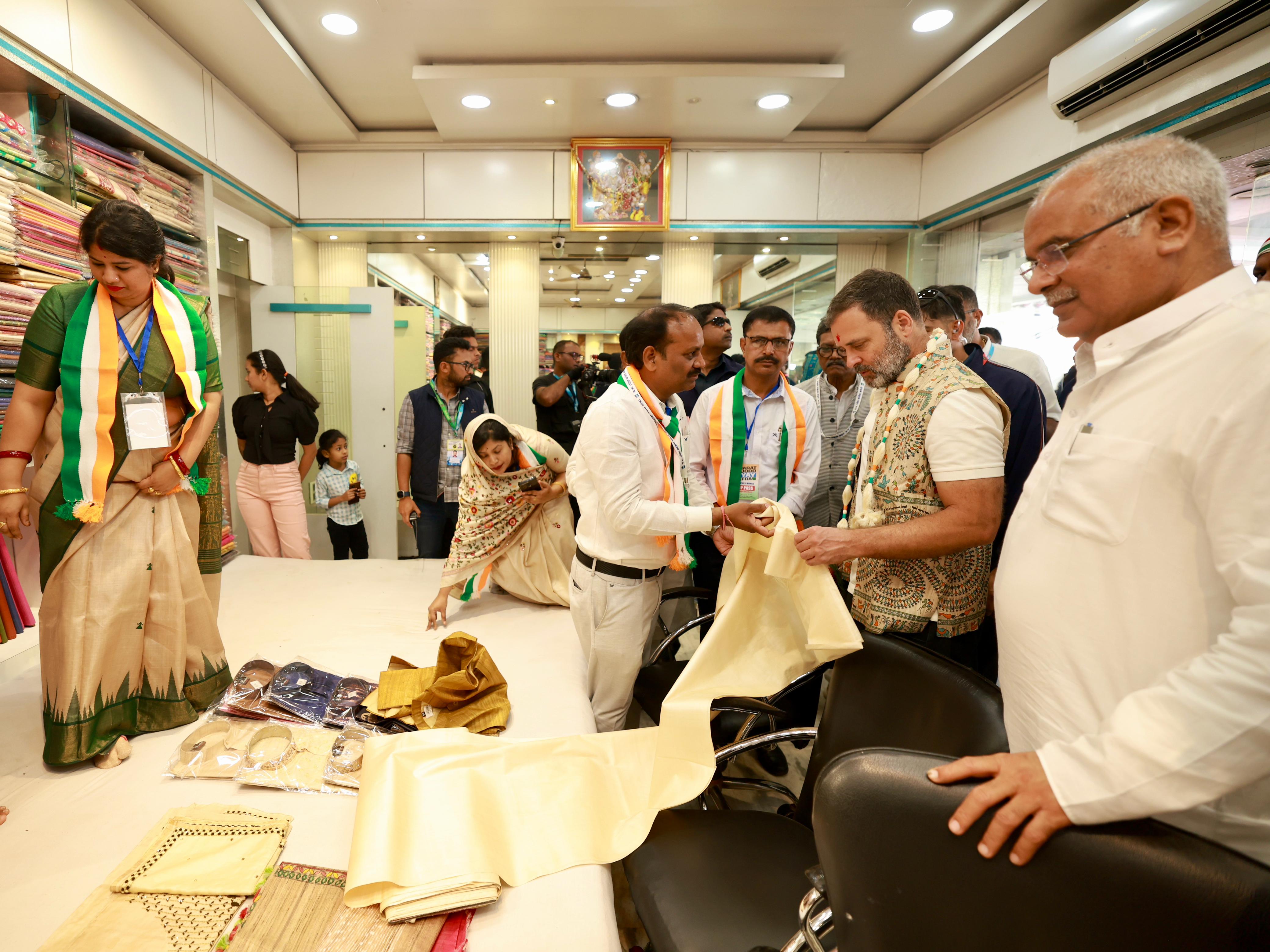 Rahul Gandhi In Local Khaadi Shop